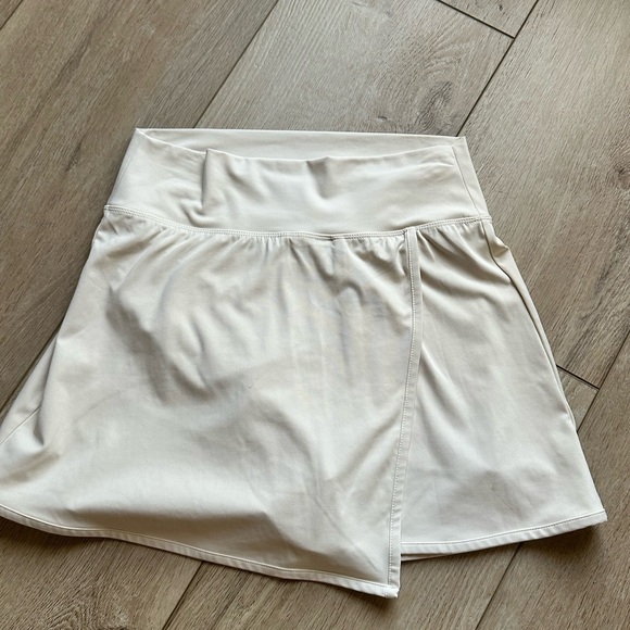 Old Navy Active High-Rise Skort- set of 2 in Cream and Navy - Picture 1 of 6
